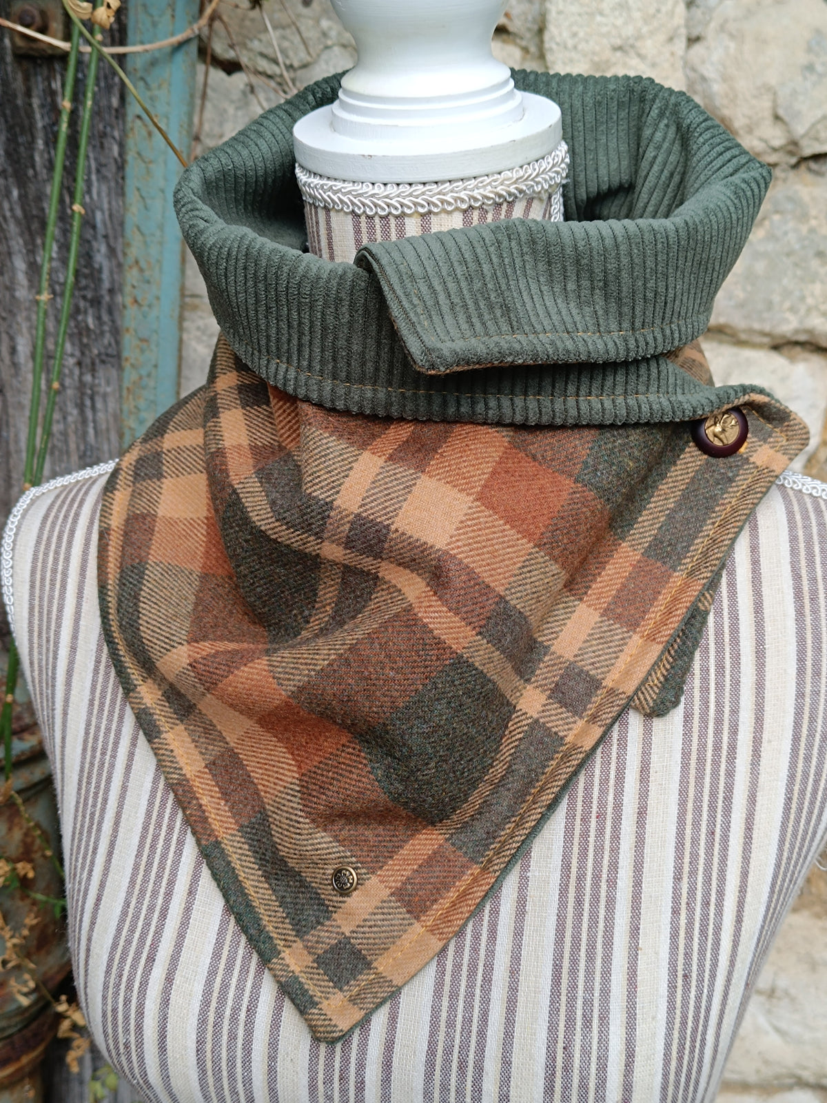 Tour de cou en laine tartan forestier, velours sauge et bouton cerf