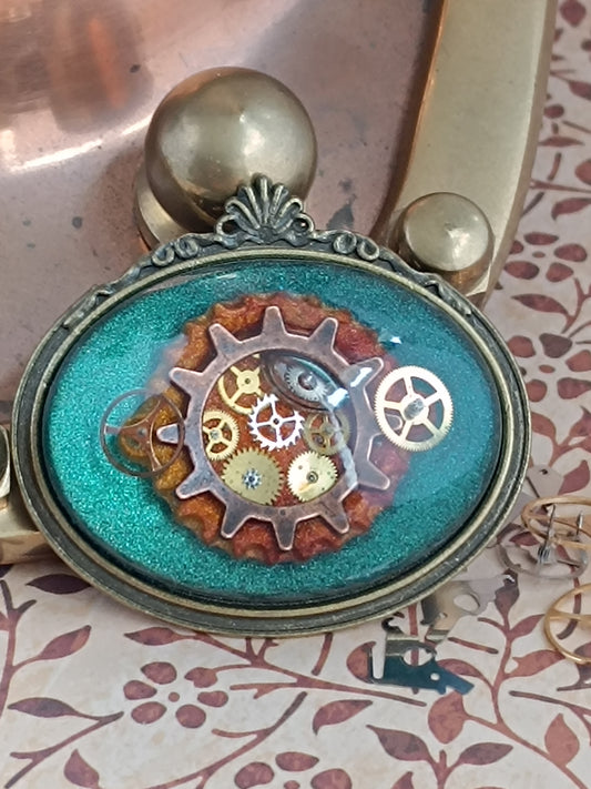 Broche Steampunk "Œil du Temps" cabochon horizontal résine époxy