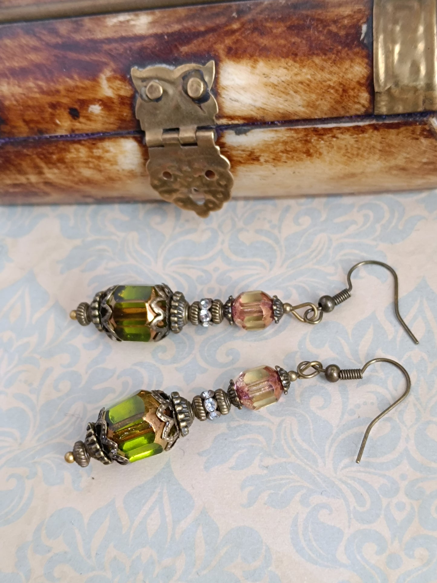 Boucles d'Oreilles Pendantes Victoriennes Verre Facetté Vert Olive Jonquille Bronze Antique