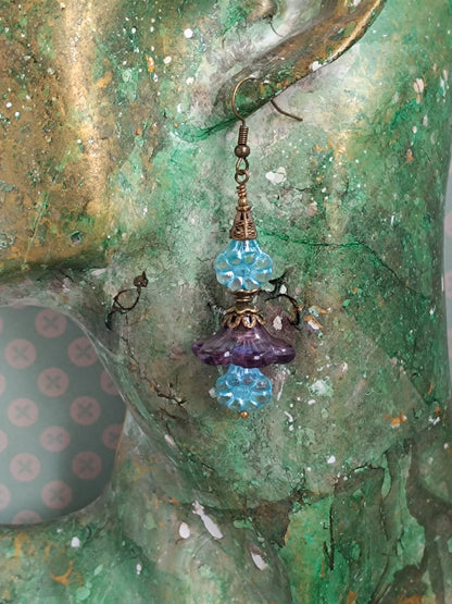 Boucles d'oreilles Fleurs Clochettes Lucite Vintage et Fleurets Verre Tchèque Bleus Bijou Bohème