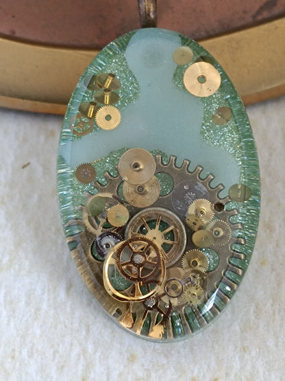 Grand Pendentif Steampunk Engrenages Résine Époxy Vert Chaîne Bronze Artisanal