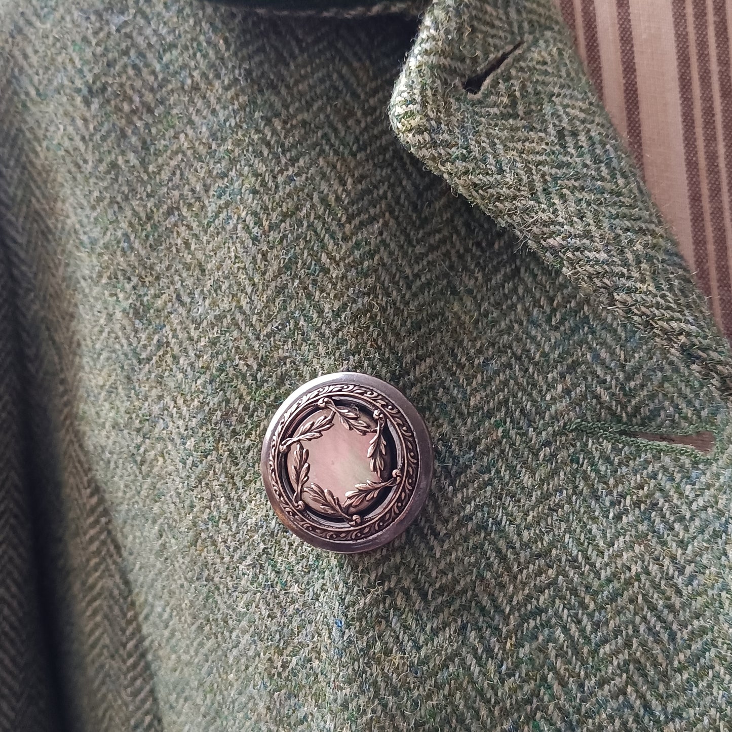 Broche vintage en nacre irisée et métal bronze – ancien bouton francais des années 1900 – couronne de laurier – bijou fait main