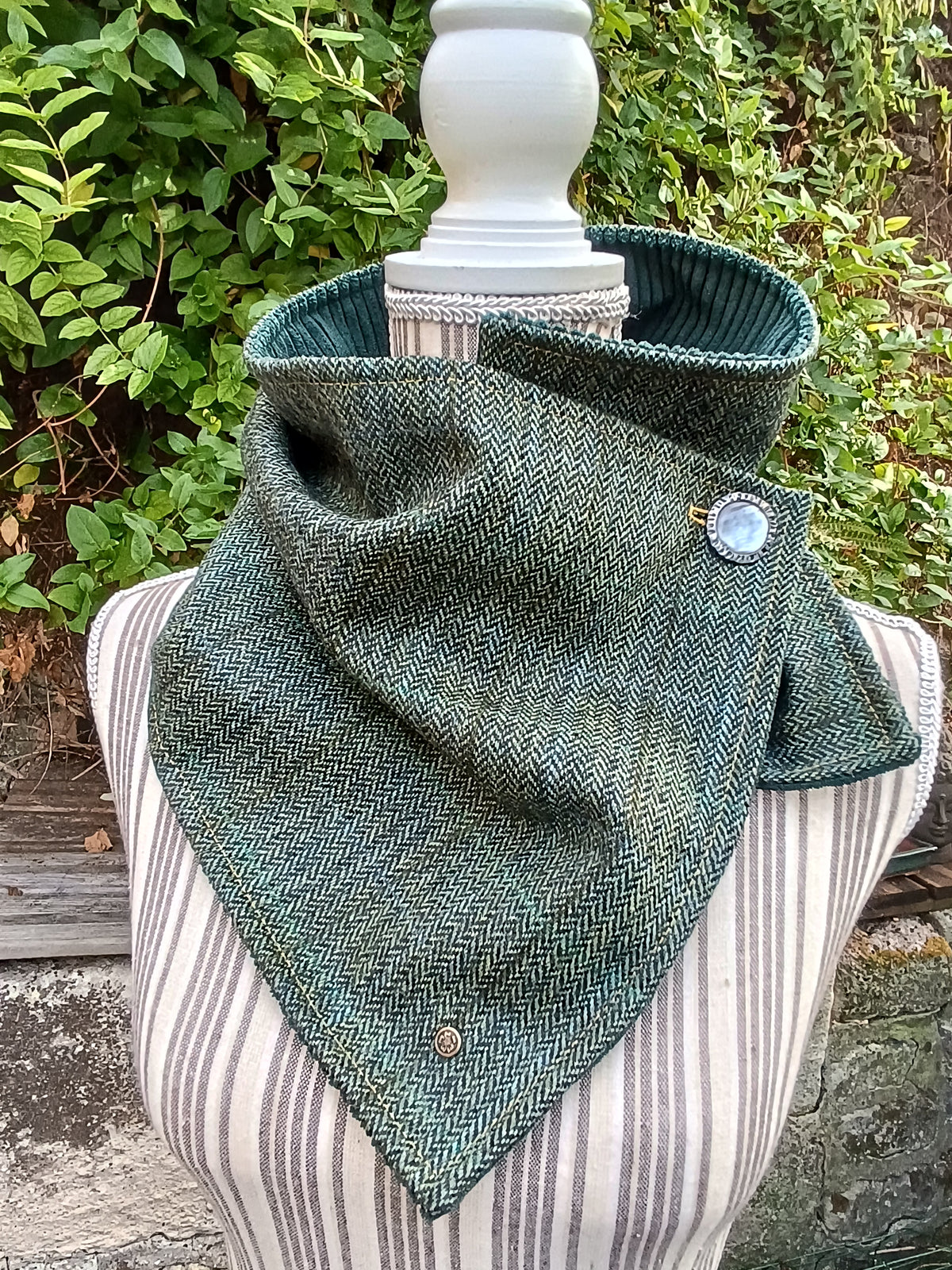 Tour de cou tweed celtique doublé velours et bouton vintage métal et nacre