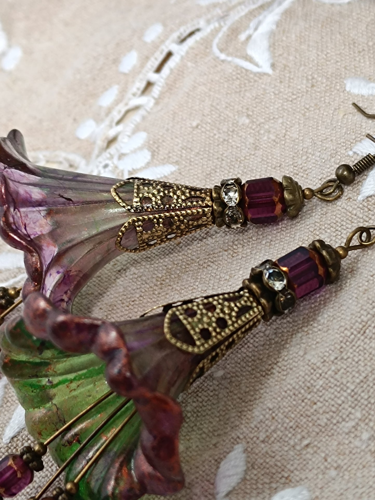Boucles d'Oreilles Pendantes Féeriques Vertes Violet Profond Perles Verre Tchèque XXL