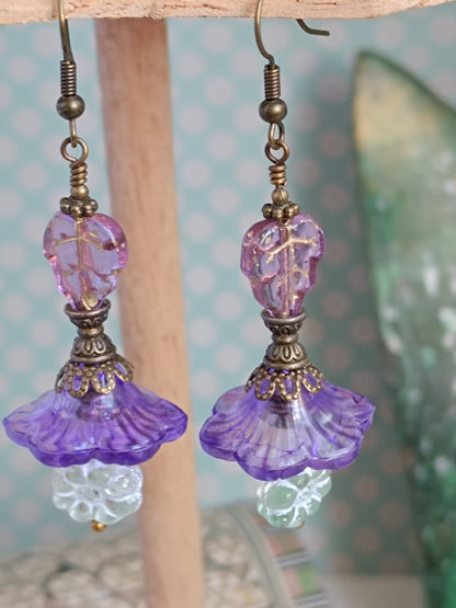 Boucles d'oreilles fleurs féeriques fleurets verts et feuilles roses