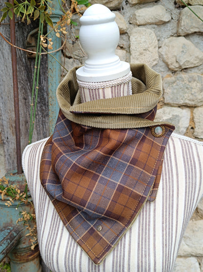 Tour de cou tartan pure laine velours côtelé kaki et bouton vintage métal et nacre