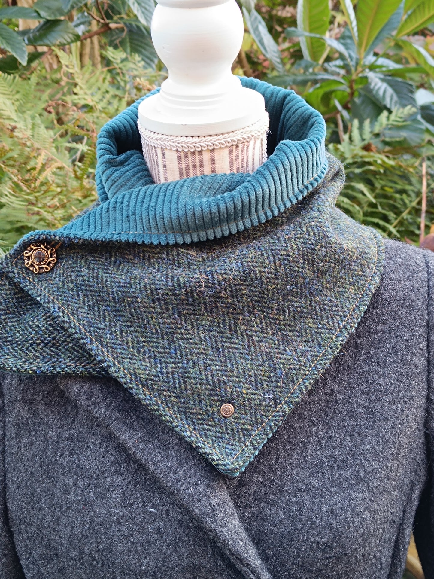 Écharpe Tour de Cou Boutonné en Tweed Celtique – Caractère & Déclaration de Style - réservé