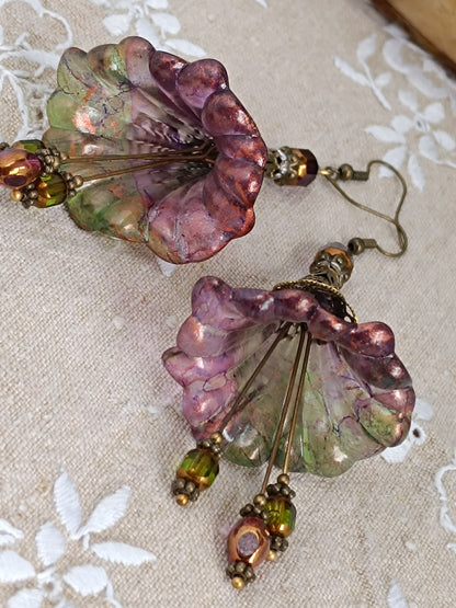 Boucles d'Oreilles Pendantes Féeriques Vertes et Violettes Fleurs Acrylique Perles Verre Tchèque XXL