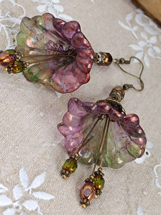 Boucles d'Oreilles Pendantes Féeriques Vertes et Violettes Fleurs Acrylique Perles Verre Tchèque XXL