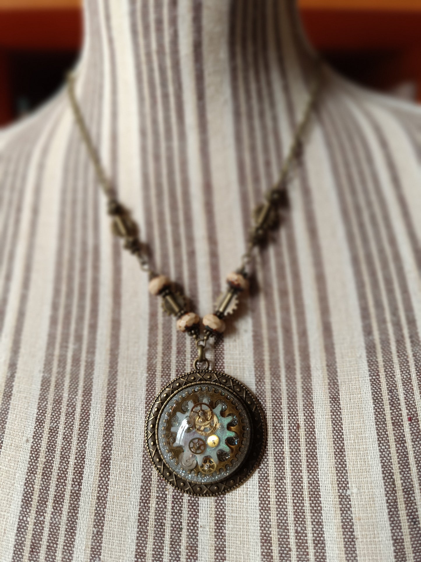 Collier Steampunk Chapelet Perles de Verre Tchèque Grand Pendentif Cabochon Résine Époxy Bronze Artisanal