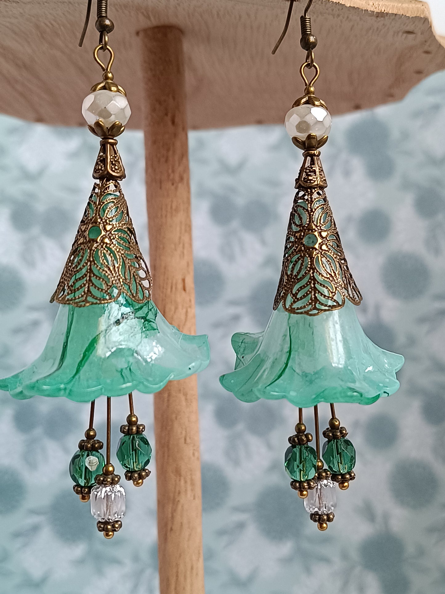 Vue suspendue boucles d'oreilles fleurs féeriques - monture bronze antique sans nickel - bijoux créateur français

