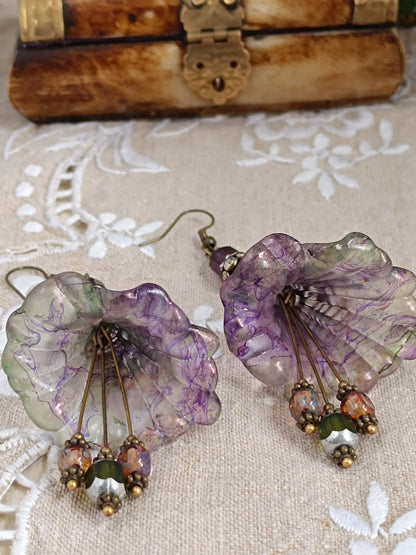Boucles d'Oreilles Pendantes Féeriques Vertes et Violettes Fleurs Acrylique Perles Verre Tchèque XXL