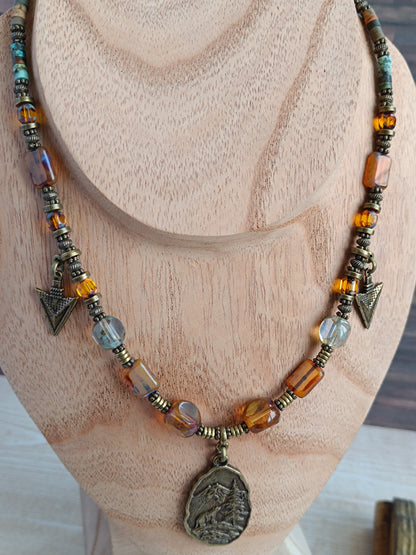 Collier câblé – Perles heishi, verre tchèque et bronze – Pendentif montagnes sauvages avec ours et pointes de flèche