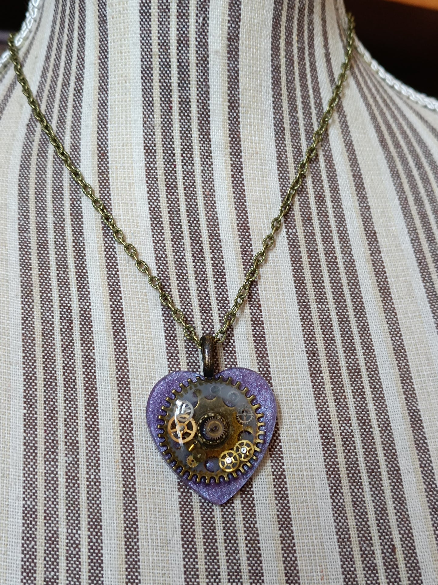 Pendentif Steampunk Cœur Engrenages Résine Époxy Violet Chaîne Bronze Artisanal