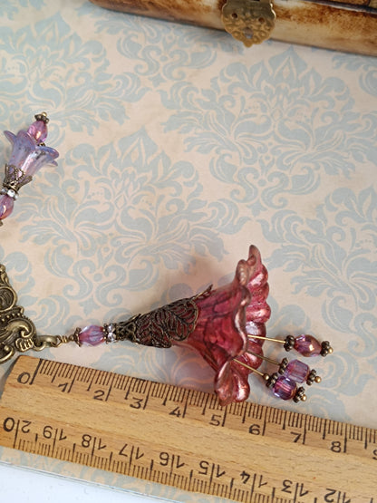 Rêveries Florales Collier fairycore romantique en bronze antique, fleurs lucite peintes main, perles lanternes verre tchèque