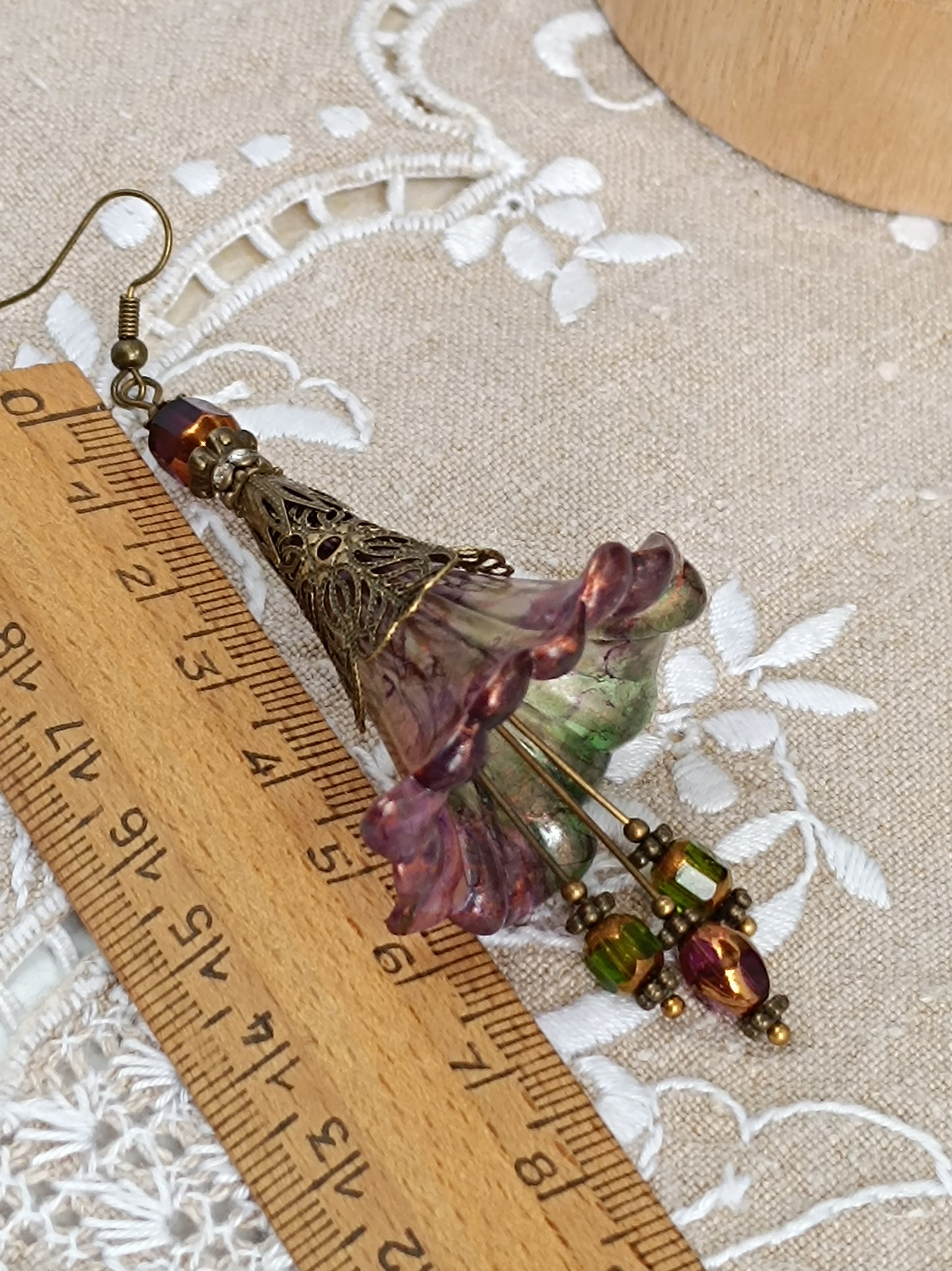 Boucles d'Oreilles Pendantes Féeriques Vertes et Violettes Fleurs Acrylique Perles Verre Tchèque XXL