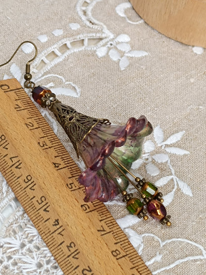 Boucles d'Oreilles Pendantes Féeriques Vertes et Violettes Fleurs Acrylique Perles Verre Tchèque XXL
