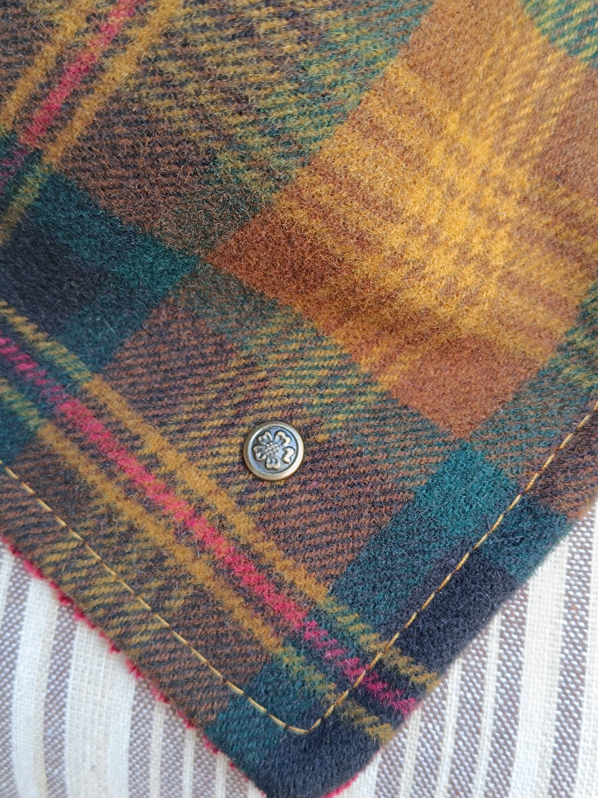 Tour de cou tartan laine et velours bordeaux avec bouton Art déco en nacre