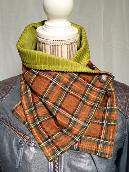 Tour tartan écossais lainage marron doublé velours vert et bouton ancien