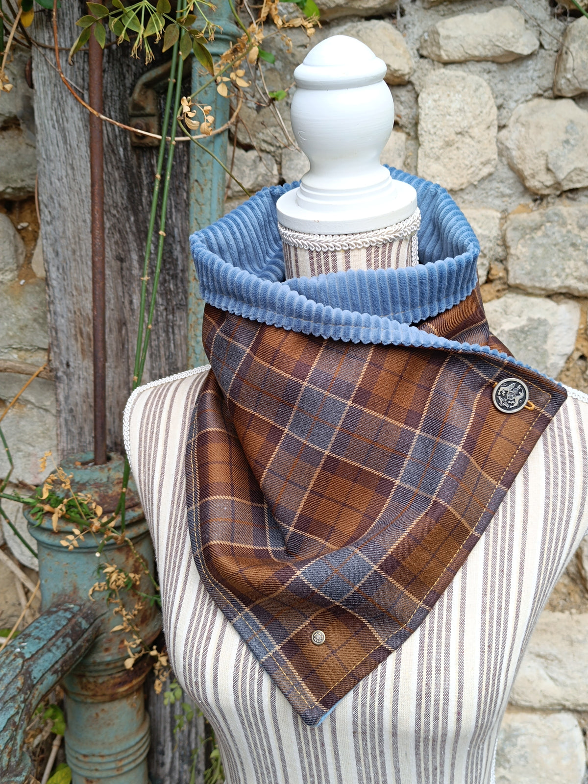 Tour de cou tartan pure laine velours côtelé bleu et bouton vintage blason licorne
