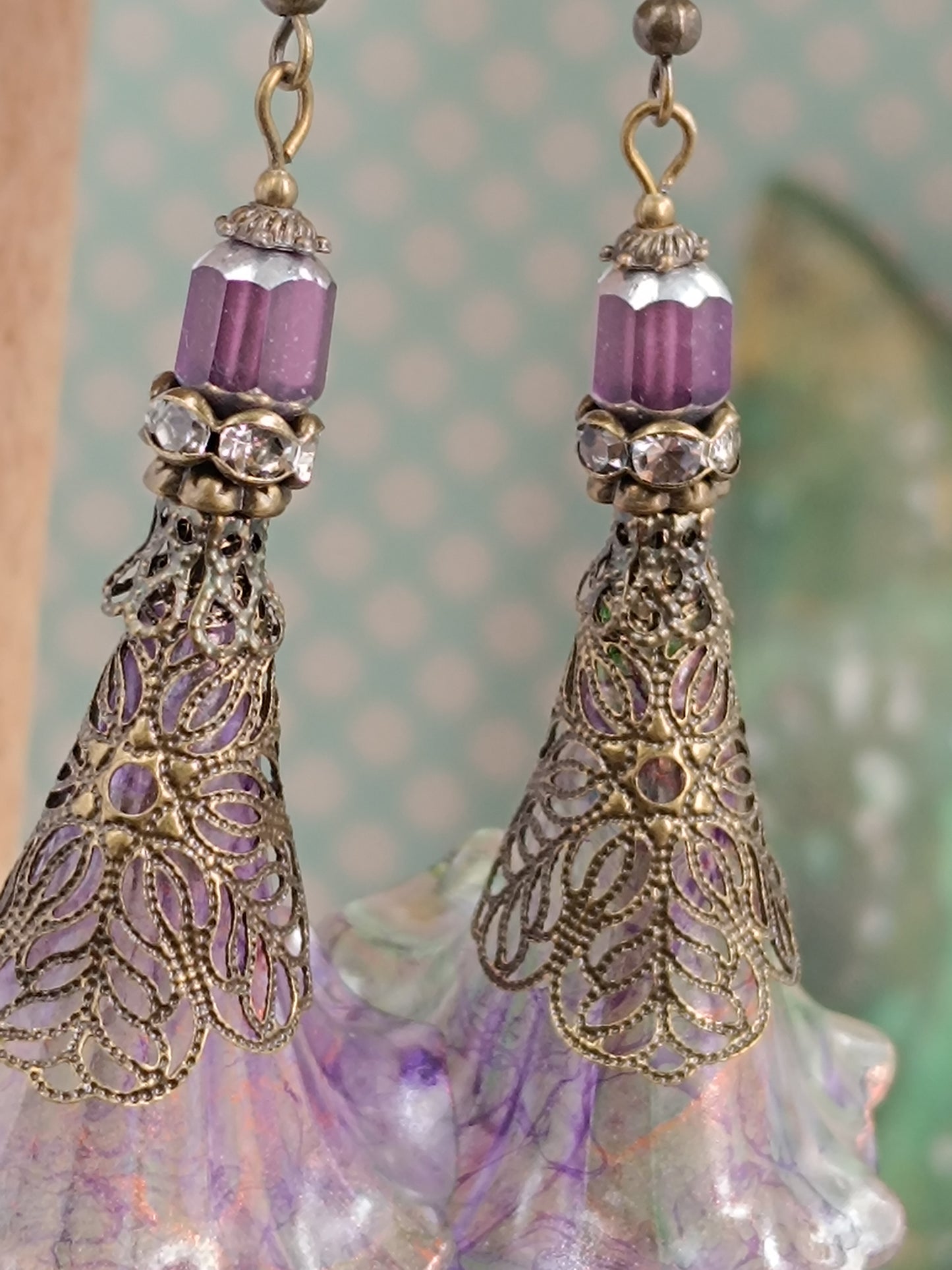 Boucles d'Oreilles Pendantes Féeriques Vertes et Violettes Fleurs Acrylique Perles Verre Tchèque XXL