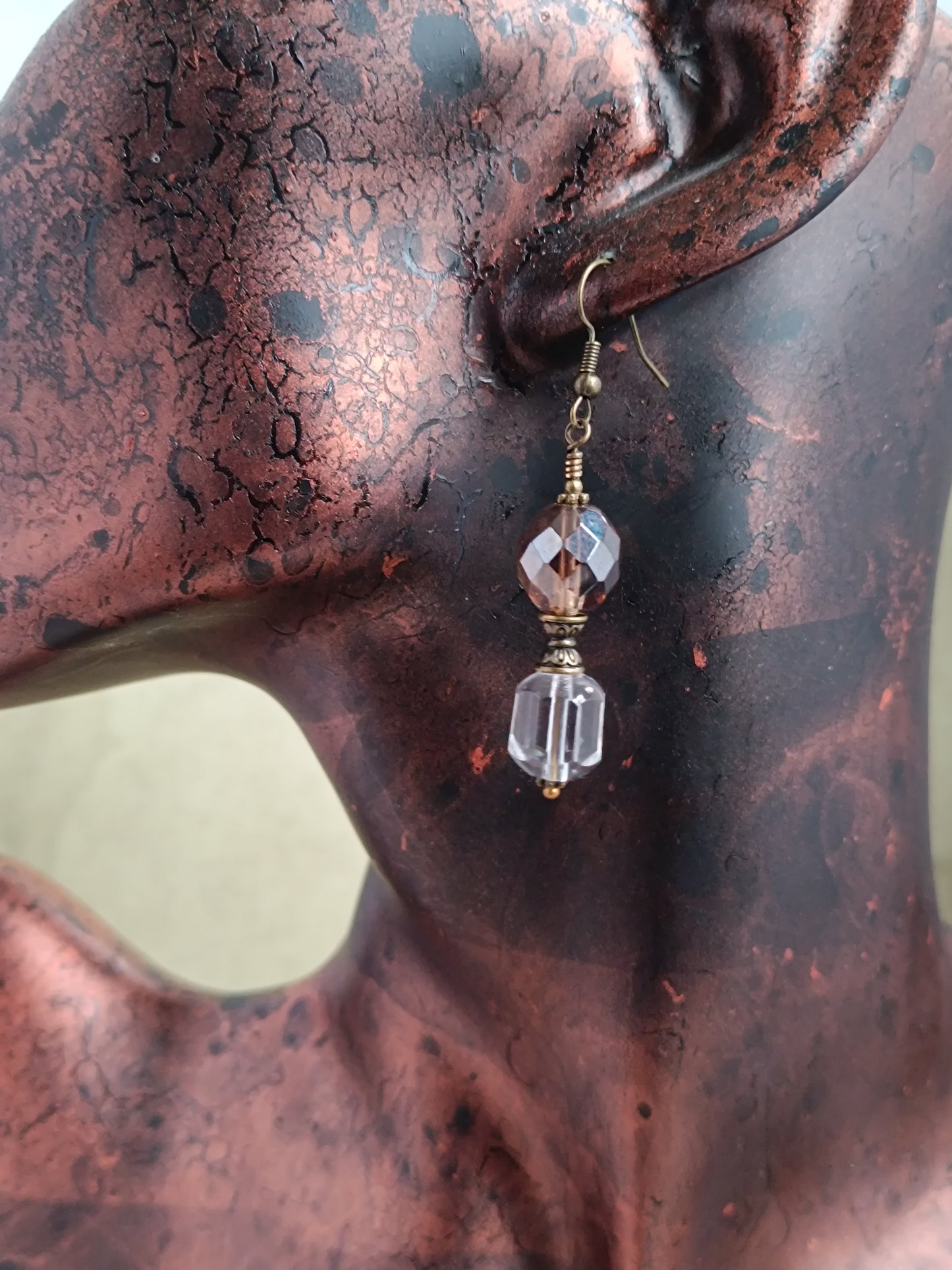 Boucles d'oreilles pendantes perles de verre tchèque asymétriques style vintage modernisé