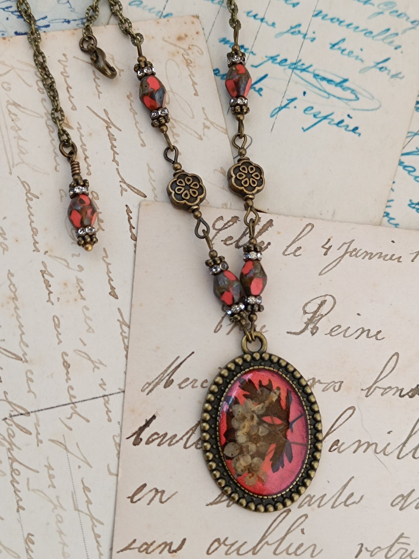Pendentif Botanique Dark Floral Fleurs Séchées Résine Bronze Antique 3 x 2,5 cm