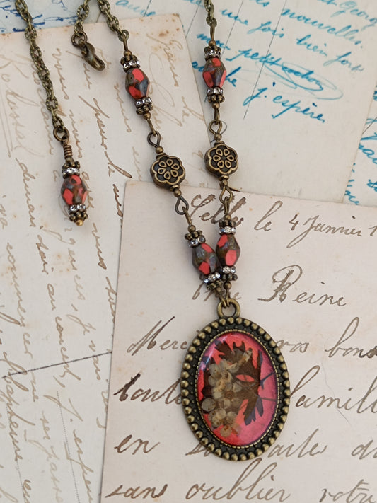 Pendentif Botanique Dark Floral Fleurs Séchées Résine Bronze Antique 3 x 2,5 cm