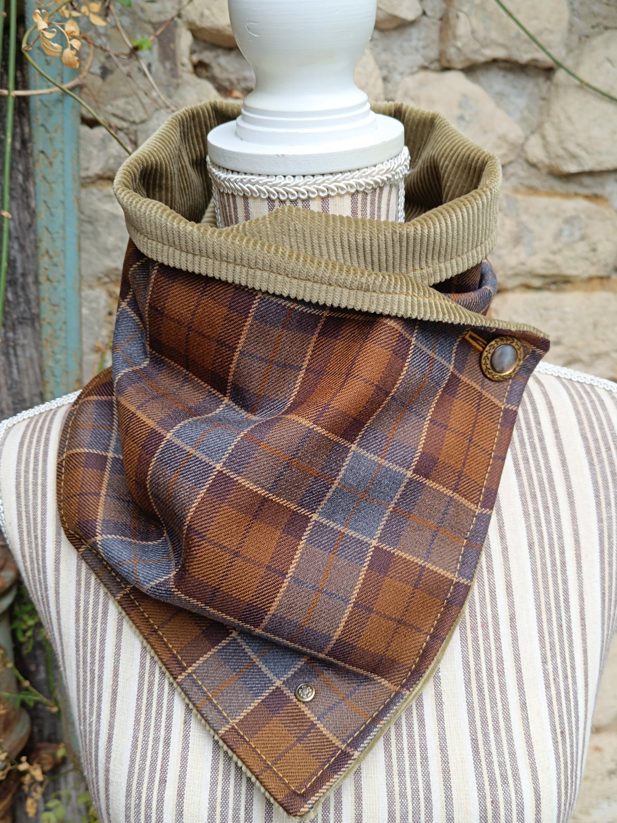 Tour de cou tartan pure laine velours côtelé kaki et bouton vintage métal et nacre