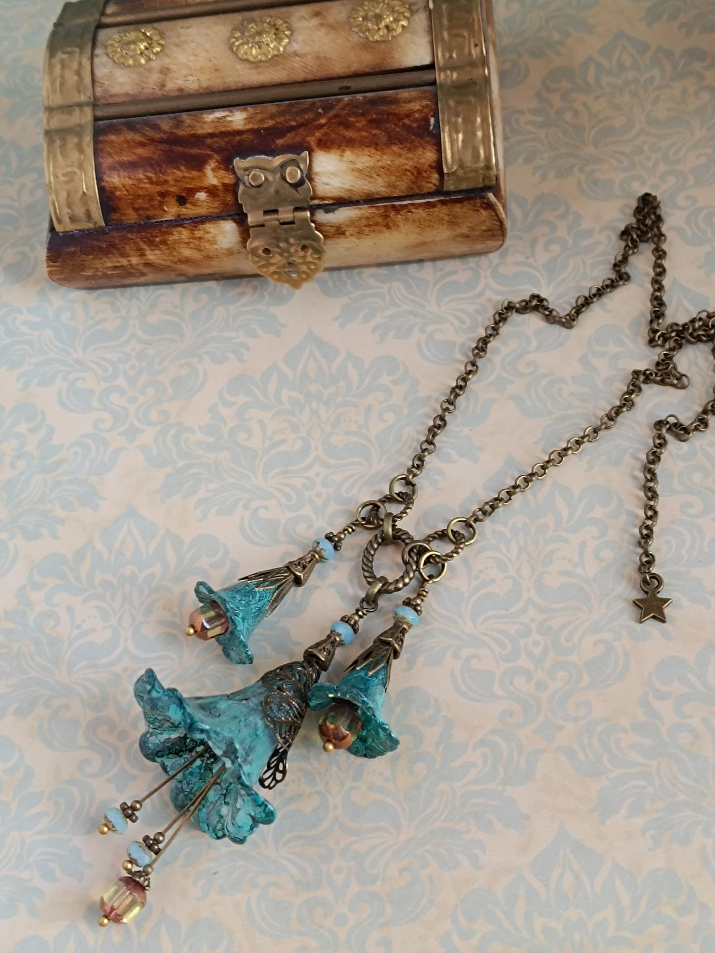 Collier Sautoir Fleurs Féeriques Bleu Turquoise - Lucite Peinte Main Bronze Antique