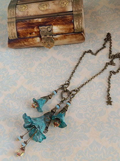 Collier Sautoir Fleurs Féeriques Bleu Turquoise - Lucite Peinte Main Bronze Antique