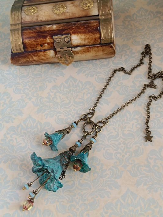 Collier Sautoir Fleurs Féeriques Bleu Turquoise - Lucite Peinte Main Bronze Antique