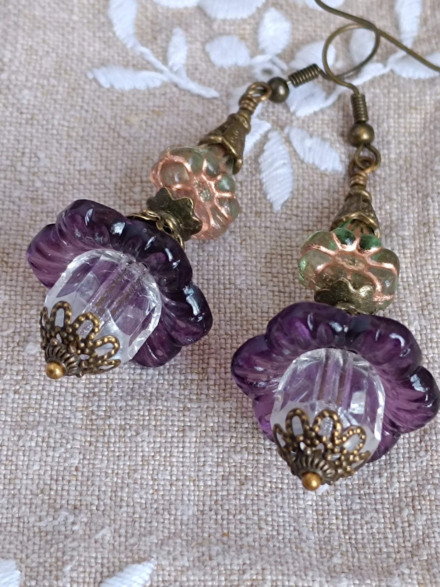 Boucles d'oreilles fleurs améthyste et fleurets verts