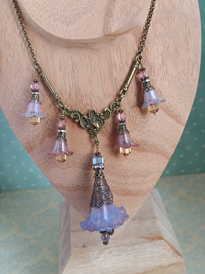 Rêveries Florales Collier fairycore romantique en bronze antique, fleurs lucite peintes main, perles lanternes verre tchèque