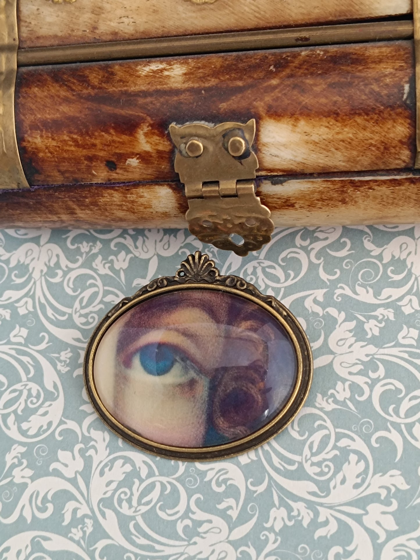 Broche cabochon verre oeil , original style cabinet de curiosités victorien