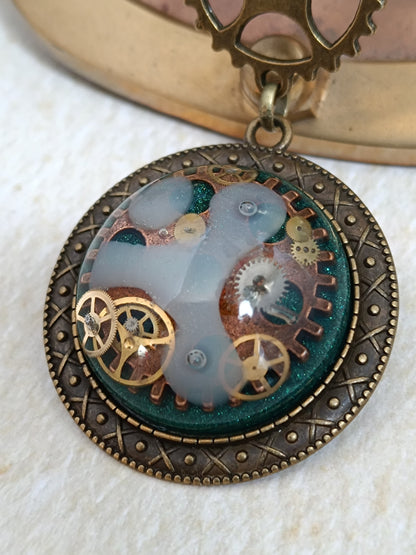 Collier Steampunk Chapelet Perles de Verre Tchèque Pendentif Cabochon Vert Résine Époxy Bronze Artisanal