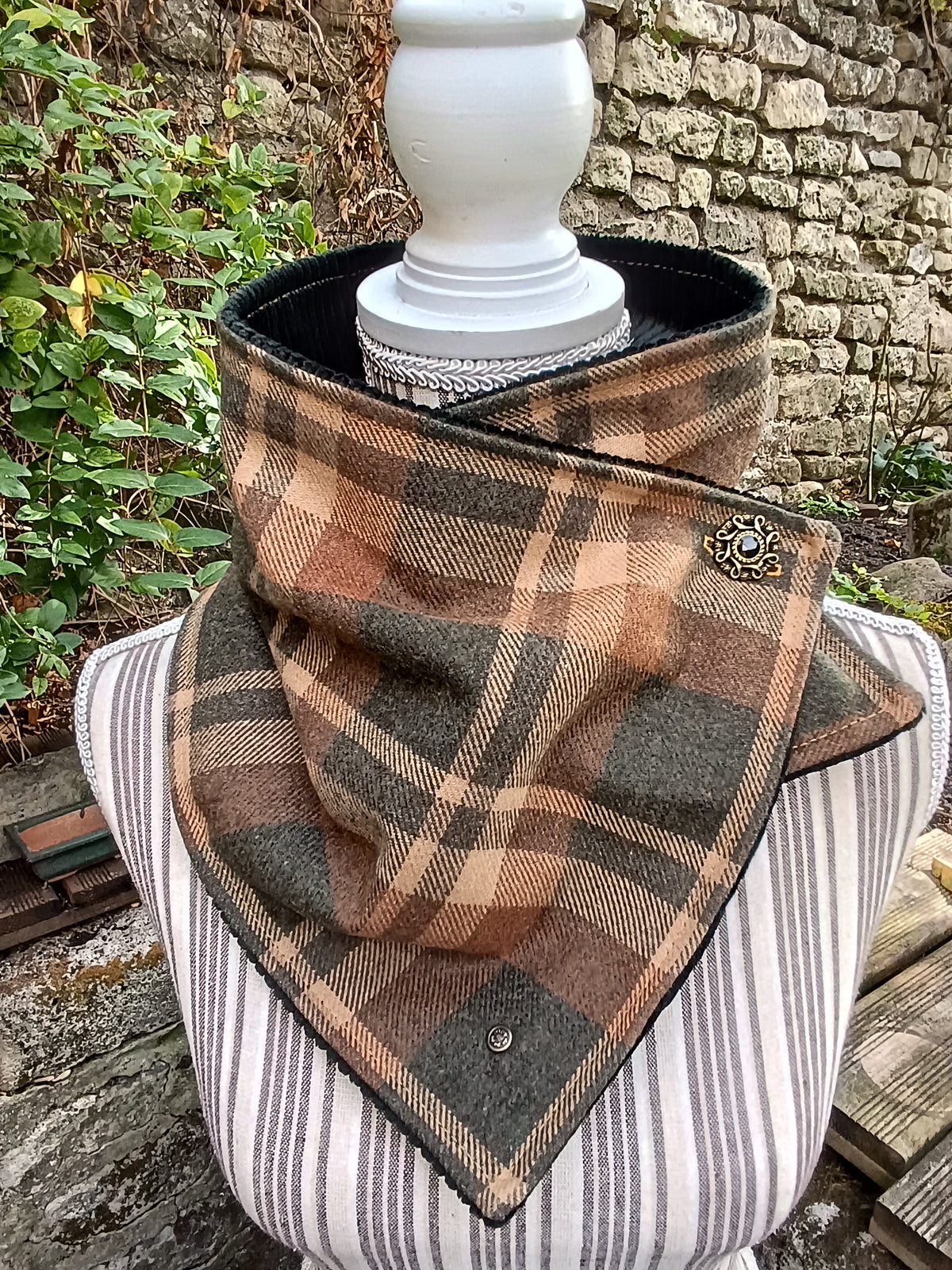 Tour de cou tartan écossais d'automne doublé de velours côtelé bouton celtique