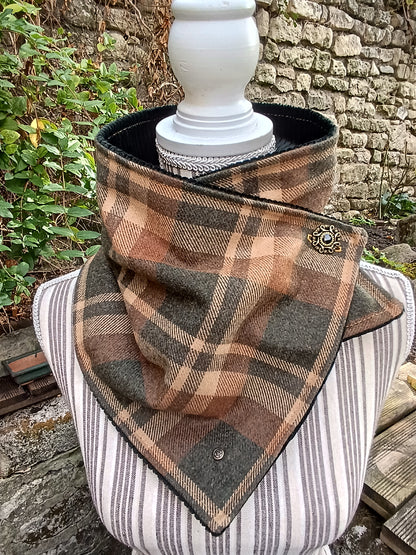Tour de cou tartan écossais d'automne doublé de velours côtelé bouton celtique
