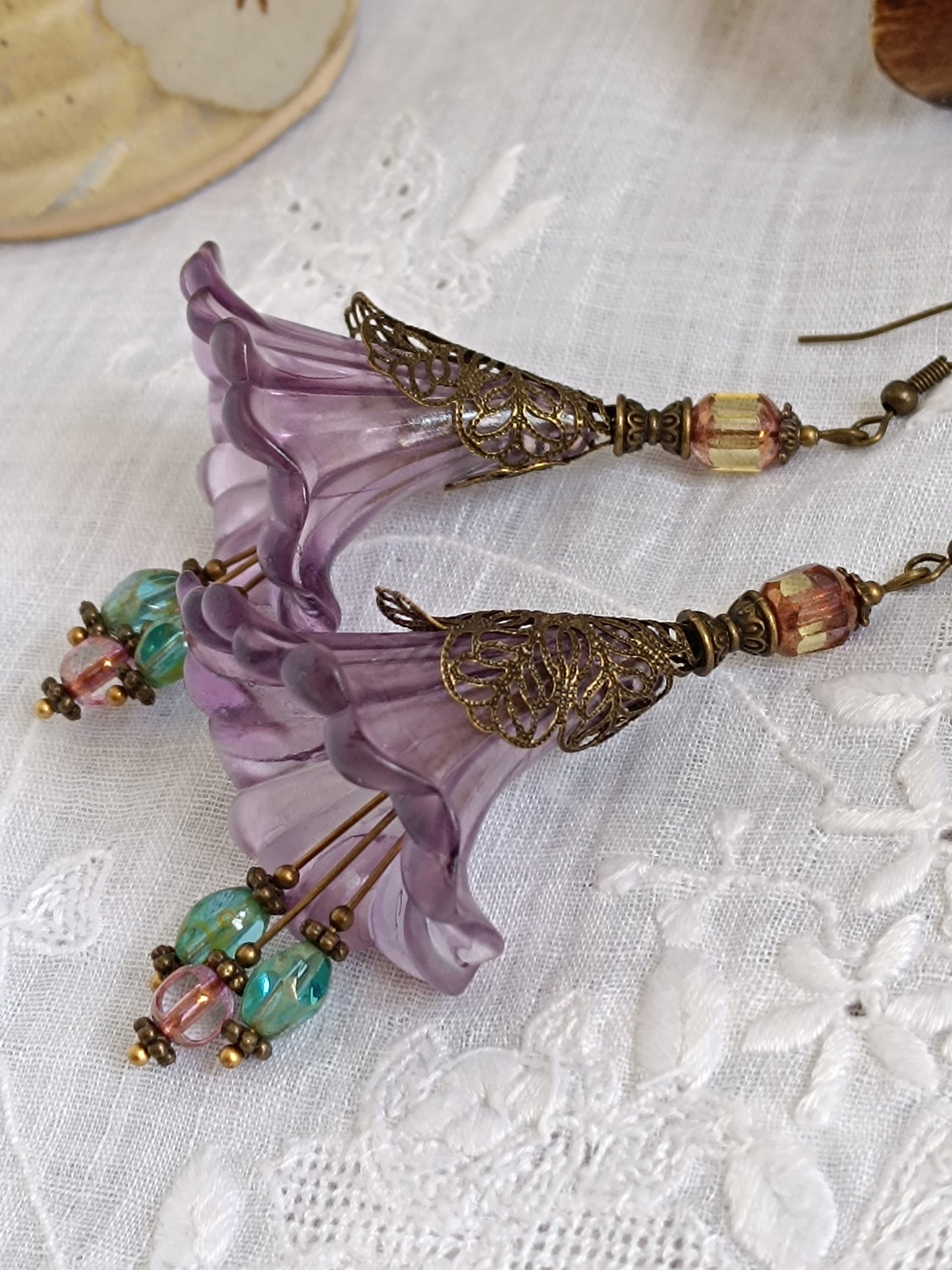 Boucles d’oreilles Fleurs XXL violettes – Bleu ciel & rose tendre, bronze antique