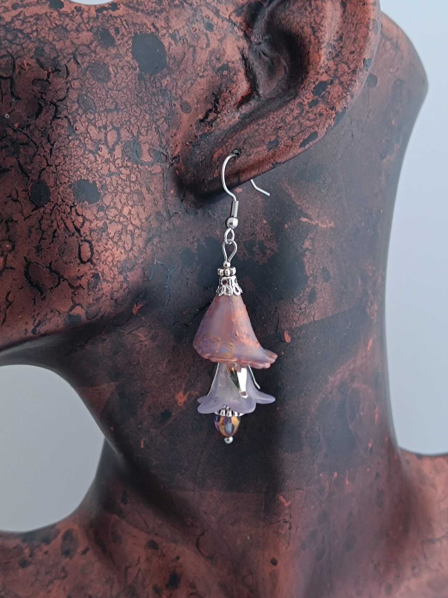 Boucles d'oreilles fleurs acrylique givrée, perles de verre tchèque, acier inoxydable