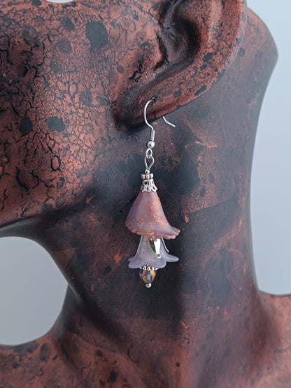 Boucles d'oreilles fleurs acrylique givrée, perles de verre tchèque, acier inoxydable