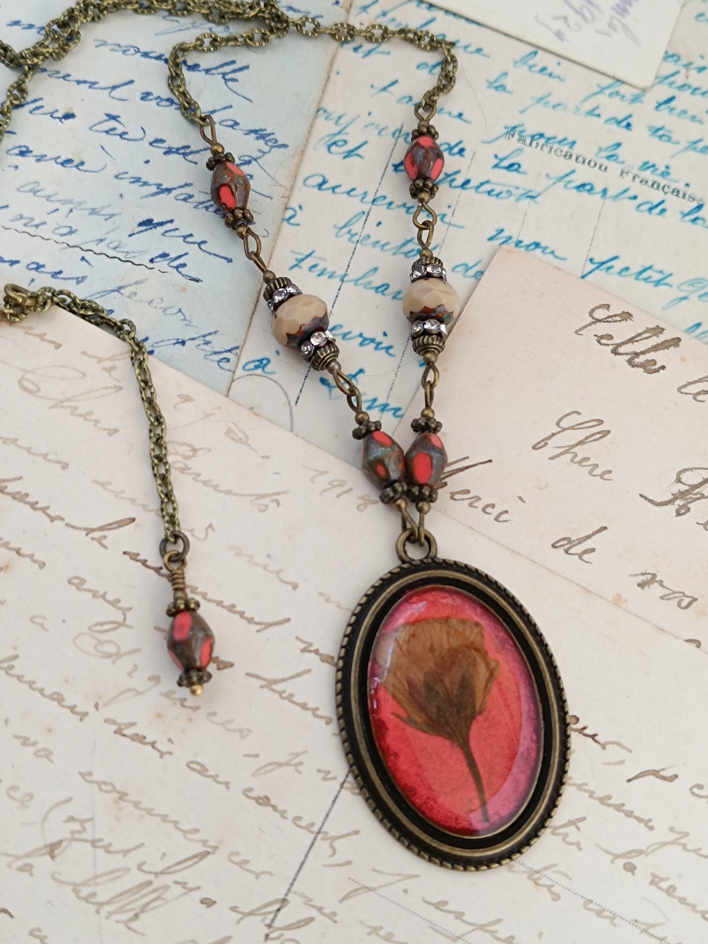 Collier Cabochon Fleurs de Cerisier Rouge Orangé Bronze Antique Pièce Unique 4 x 2,8 cm
