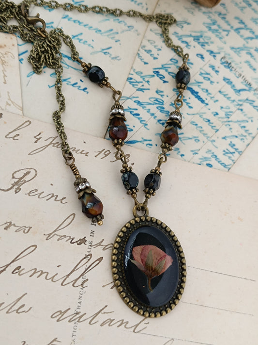 Collier Cottagecore Dark Floral - Pendentif Résine et Fleurs Séchées (3 x 2,5 cm)