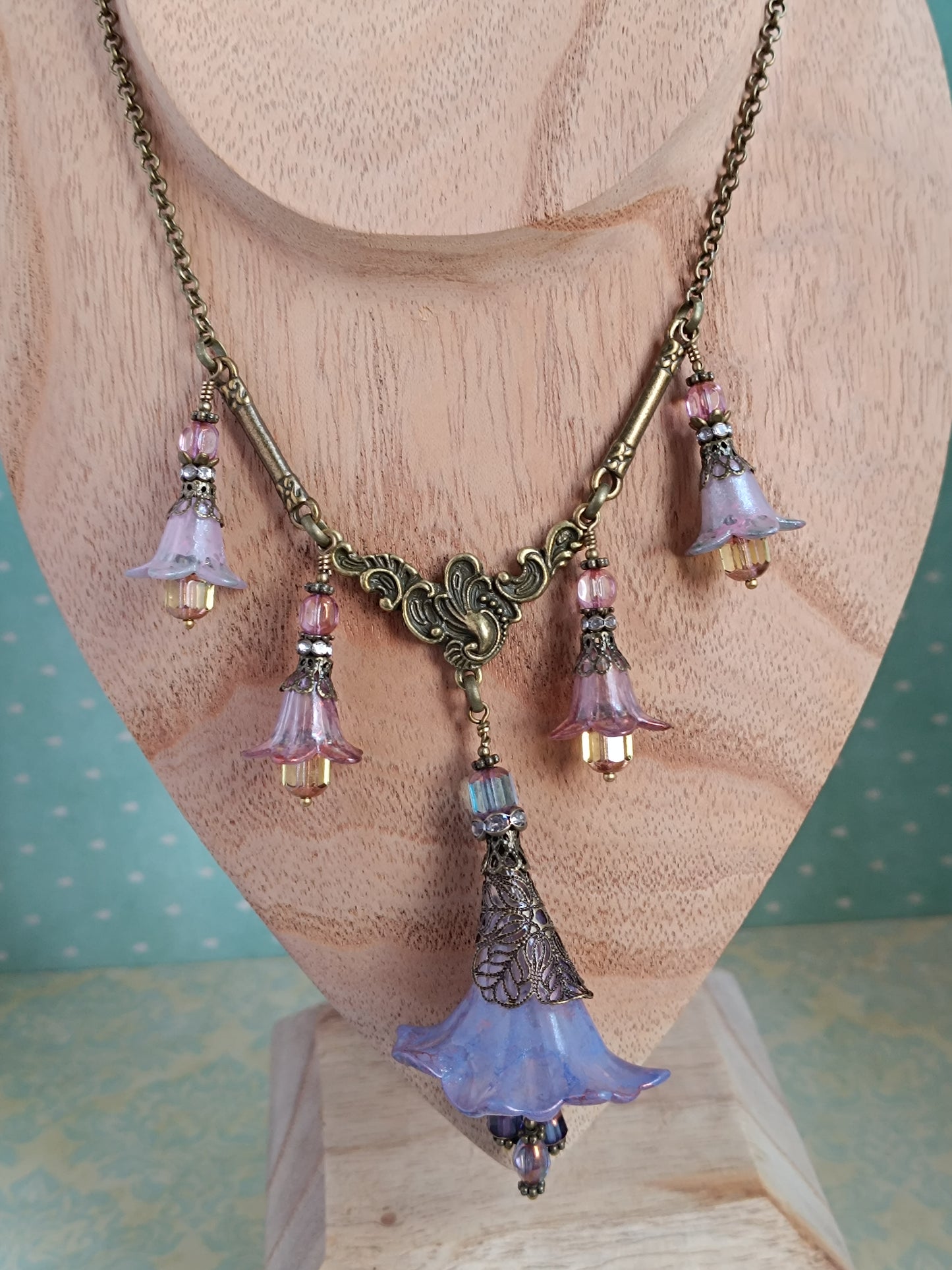 Rêveries Florales Collier fairycore romantique en bronze antique, fleurs lucite peintes main, perles lanternes verre tchèque