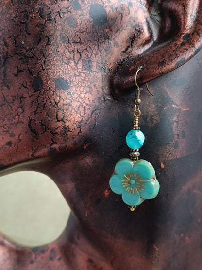 Boucles d'oreilles pendantes fleurs perles de verre tchèque asymétriques végétales bohèmes