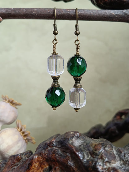 Boucles d'oreilles pendantes perles de verre tchèque asymétriques style vintage modernisé