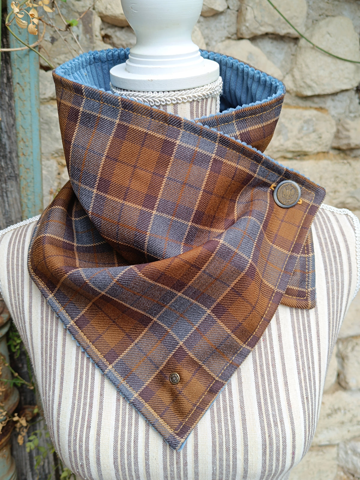 Tour de cou tartan écossais pure laine velours côtelé bleu et bouton vintage autrichien