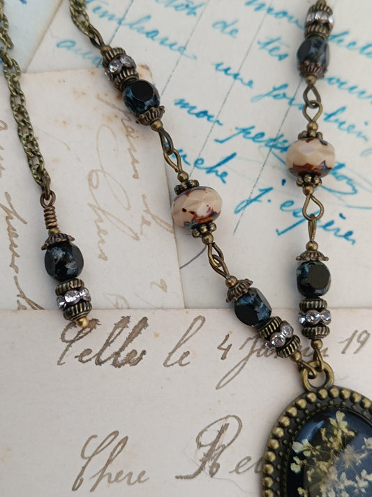 Collier Floral Vintage Dark Floral - Médaillon Résine et Fleurs Séchées (3 x 2,5 cm)