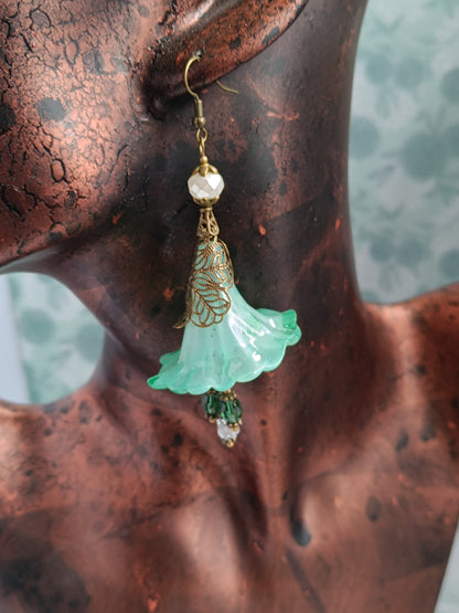 boucles d'oreilles fleurs féeriques portées - style bohème romantique - bijoux uniques fait main France
