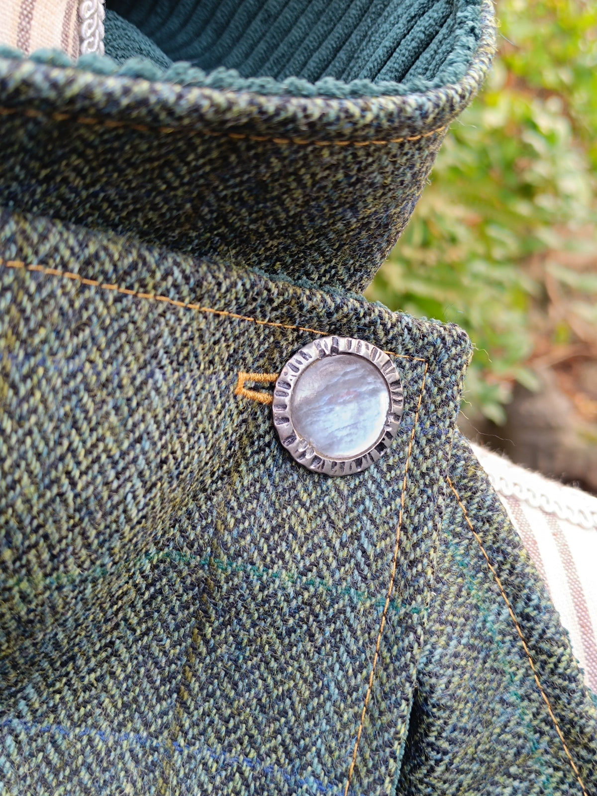 Tour de cou tweed celtique doublé velours et bouton vintage métal et nacre